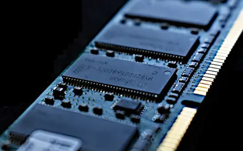 Carte mémoire RAM d'ordinateur, prête à tester ses performances.