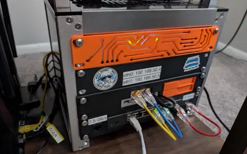 Un serveur maison avec plusieurs ports Ethernet, dont un 10 Gb/s, et des étiquettes personnalisées.