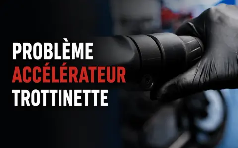 Main noire tenant la poignée d'une trottinette électrique, texte "Problème accélérateur trottinette".