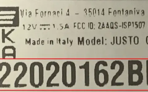 Étiquette avec le numéro de série JUG22020162BE, modèle JUSTO, fabriqué en Italie. Ce numéro est essentiel pour l'identification de votre trottinette Dualtron.