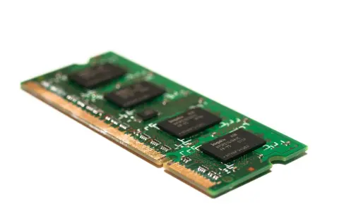 Une barrette de mémoire vive d'ordinateur, composant essentiel pour la rapidité de votre machine.