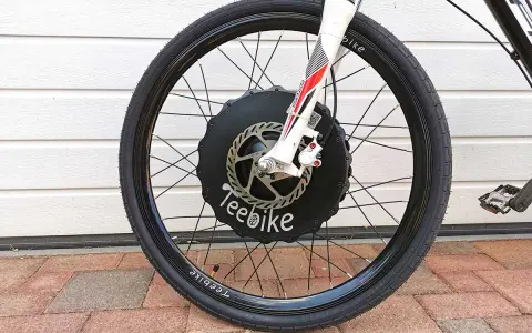Roue avant d'un vélo électrique TeeBike, prête à être débridée pour plus de puissance. Le moteur est intégré au moyeu.