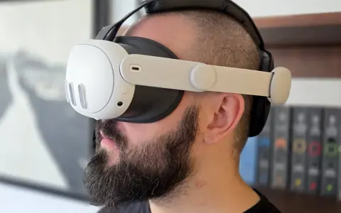 Un homme barbu teste le nouveau casque VR Meta Quest 3. Son avis sera bientôt disponible.
