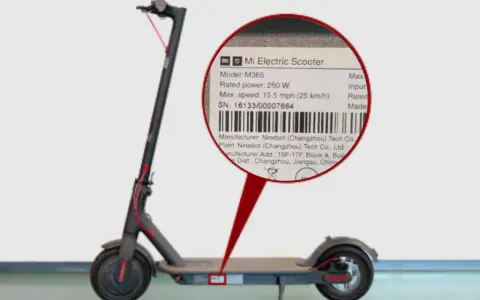 Trottinette électrique Xiaomi M365, avec une étiquette indiquant les spécifications. Le poids n'est pas mentionné, mais la puissance est de 250W.