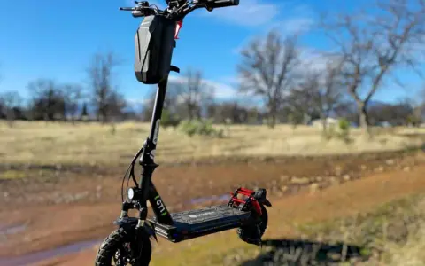 Trottinette électrique GT1 noire avec sacoche, prête pour l'aventure. L'application trottinette électrique vous guide.