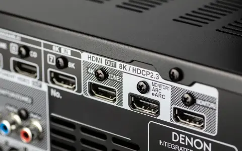 Arrière d'un amplificateur Denon avec ports HDMI OUT 8K/HDCP2.3, 4K, ARC et eARC. Ces prises servent à la transmission vidéo et audio haute résolution.