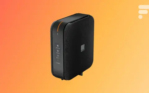 La Livebox 7 d'Orange, un routeur noir élégant avec des indicateurs lumineux, prêt à connecter votre maison.