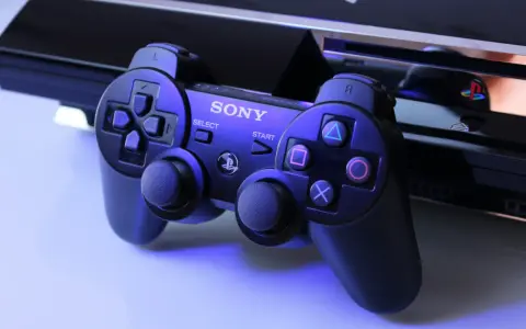 Manette PS3 et console, évoquant la possibilité d'un émulateur PS3 pour Android.