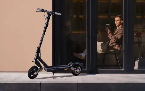 Trottinette électrique NAVEE, prête à l'emploi. Apprenez comment mettre le bluetooth sur une trottinette électrique pour une expérience connectée.