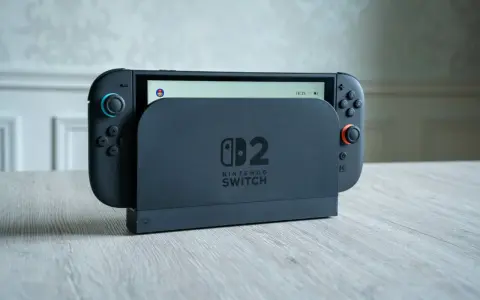 Console Nintendo Switch Lite 2 dans son socle de chargement.