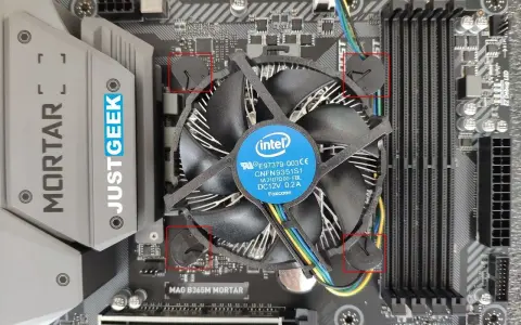 Ventirad Intel fixé sur une carte mère MSI MAG B365M MORTAR, prêt pour le montage PC.
