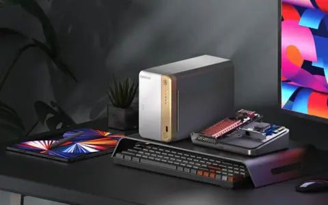 Un bureau moderne avec un NAS QNAP, une tablette, un clavier et un écran coloré. Idéal pour choisir son NAS et organiser ses données.