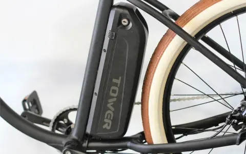 Batterie noire "TOWER" sur un vélo électrique, prête pour son homologation. Pédalier et roue arrière visibles.