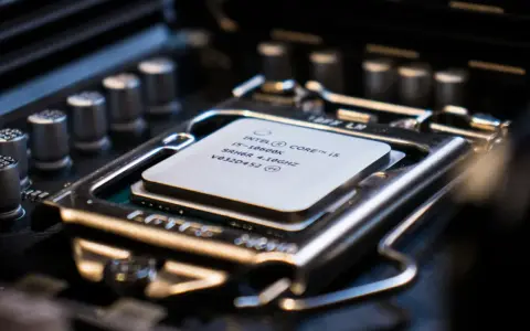 Processeur Intel Core i5 10600K installé sur une carte mère. Ce tdp cpu est prêt pour des performances élevées.