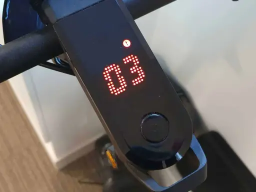 Affichage sur la trottinette électrique : un point d'exclamation et le chiffre 03. Cela indique une erreur 3.