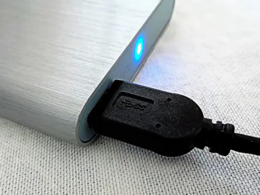 Disque dur externe neuf connecté par USB, voyant bleu allumé. Faut il formater un disque dur externe neuf avant utilisation ?
