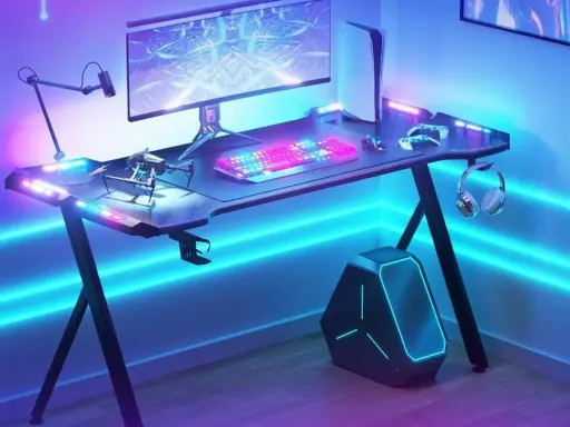 Bureau gamer avec éclairage LED, écran, clavier, manettes, casque et console. Parfait pour monter un PC gamer et plonger dans l'action.