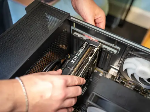 Maintenant, je vais monter mon PC. Installation de la carte graphique GeForce RTX dans le boîtier.