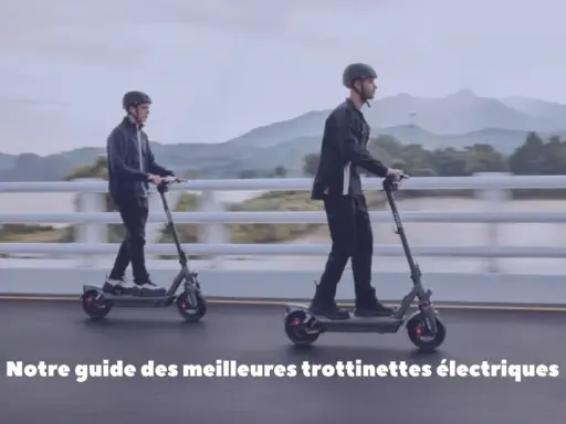 Deux hommes en trottinette électrique sur un pont. Notre application trajet trottinette vous aide à trouver le meilleur itinéraire.