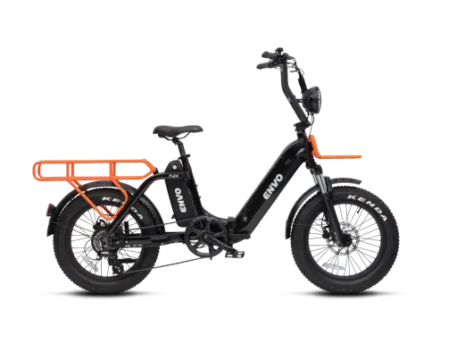 Vélo électrique noir avec porte-bagages orange. Ce vélo tout-terrain, idéal pour les aventures, est disponible en version 500W ou 1000W.