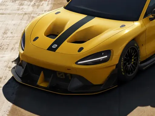 Voiture de course jaune vif, style su7 ultra, avec bandes noires et ailerons agressifs.