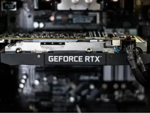 Carte graphique GeForce RTX installée dans un ordinateur.