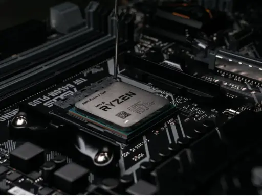Un processeur AMD Ryzen 5 3600 est installé sur une carte mère ASUS. Attention, il y a trop de pâte thermique appliquée.