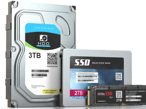 Un disque dur externe HDD 3TB, un SSD 2TB et un SSD NVMe M.2 2TB côte à côte.