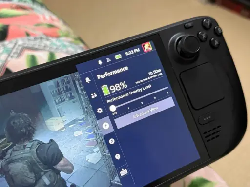 Une partie d'un Steam Deck 2 affiche un jeu et le menu performance avec 98% de batterie.
