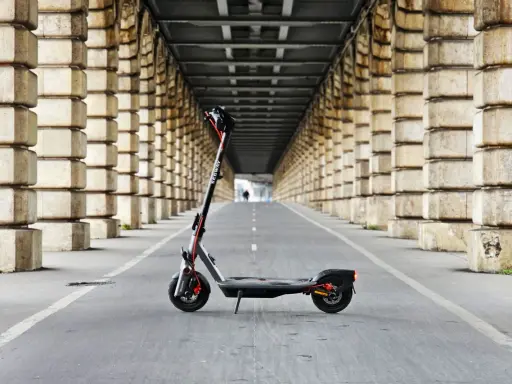 Trottinette électrique Segway sous un pont, prête pour une longue autonomie.