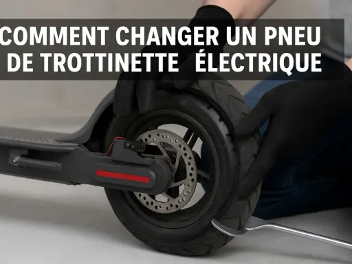 Mains gantées effectuant la réparation pneu trottinette électrique, démontant le pneu usé avec un levier.