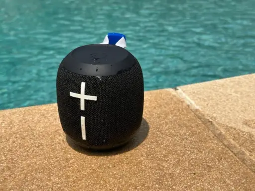 Enceinte Bluetooth noire, prête pour la piscine. Idéale pour savoir comment choisir une enceinte bluetooth adaptée à vos envies.