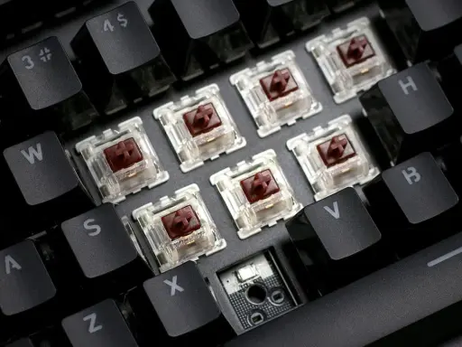 Clavier mécanique avec des switchs marrons transparents, prêts à offrir le meilleur switch clavier pour une frappe réactive.