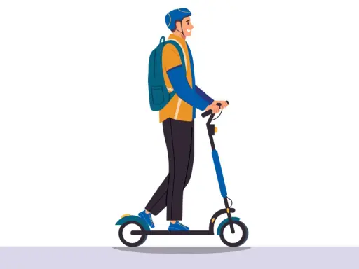 Un homme souriant avec un sac à dos roule sur une trottinette électrique en ville, portant un casque.