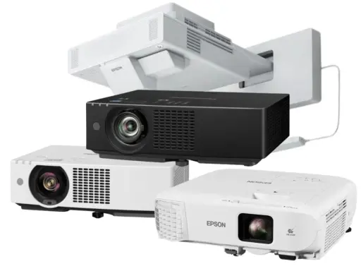 Plusieurs vidéoprojecteurs, dont un noir Panasonic et deux blancs Epson, sont présentés. Le choix dépend de combien de lumens pour un vidéoprojecteur est nécessaire.