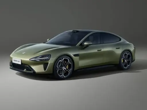 La nouvelle Xiaomi voiture, un SUV vert olive aux lignes futuristes, dévoile son design élégant et ses jantes sportives.
