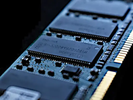 Carte mémoire RAM d'ordinateur, prête à tester ses performances.