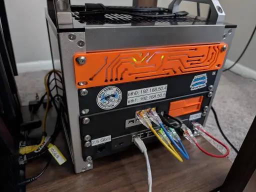 Un serveur maison avec plusieurs ports Ethernet, dont un 10 Gb/s, et des étiquettes personnalisées.