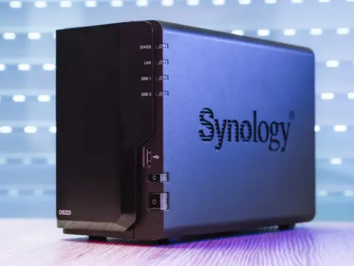 NAS Synology DS223 noir avec indicateurs lumineux et logo Synology.