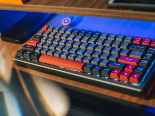 Clavier gamer personnalisable avec touches colorées. Un guide pour comment choisir son clavier gamer.