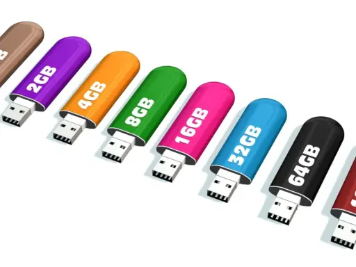 Une rangée de clés USB colorées, de 1 Go à 128 Go, prêtes à stocker vos données.