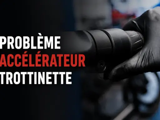Main noire tenant la poignée d'une trottinette électrique, texte "Problème accélérateur trottinette".
