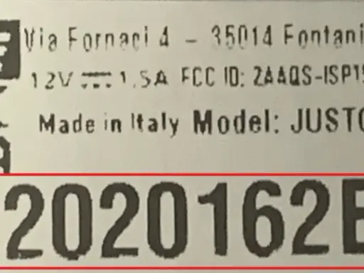 Étiquette avec le numéro de série JUG22020162BE, modèle JUSTO, fabriqué en Italie. Ce numéro est essentiel pour l'identification de votre trottinette Dualtron.