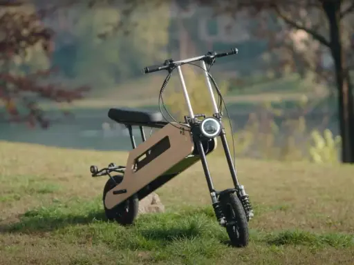 Trottinette électrique au design unique, prête à être pliée pour faciliter le transport.