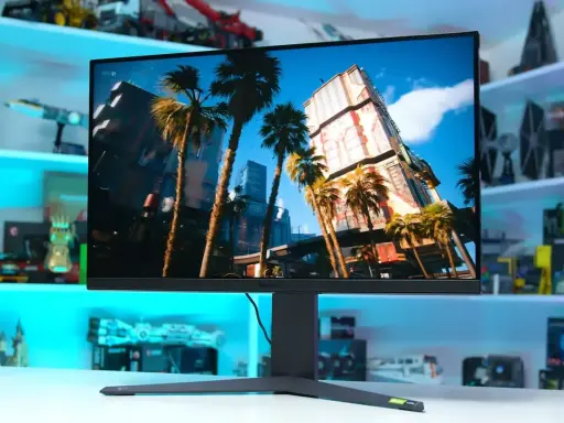 Un écran PC affiche une scène de jeu futuriste avec des palmiers et des gratte-ciel. Le choix de quel écran PC choisir dépend de vos besoins.
