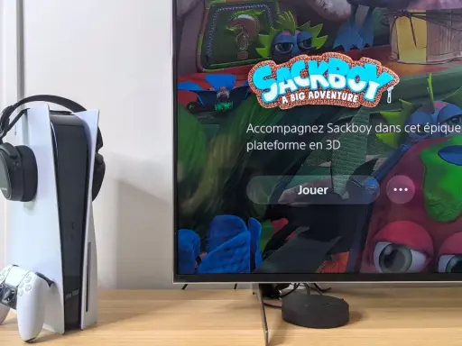 Une PS5 avec casque et manette, prête pour le jeu "Sackboy: A Big Adventure". La résolution PS5 promet une expérience visuelle immersive.