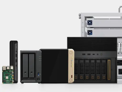 Un Raspberry Pi, un mini PC, deux NAS, un NAS plus grand et des équipements réseau. Parfait pour votre nas maison.