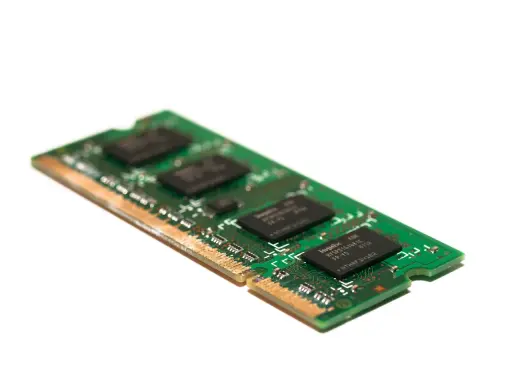 Une barrette de mémoire vive d'ordinateur, composant essentiel pour la rapidité de votre machine.