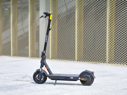 Trottinette électrique Xiaomi M365, idéale pour la ville. Découvrez sa fiche technique complète pour connaître ses performances.