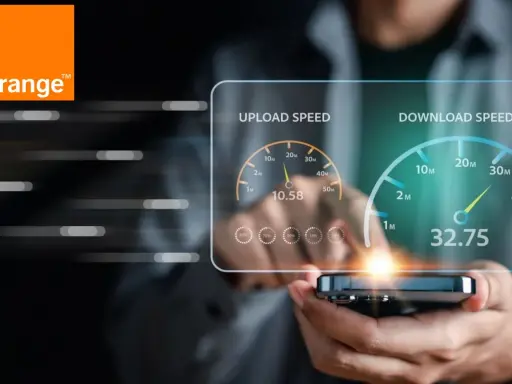 Le logo Orange et un écran affichant les vitesses de téléchargement et d'envoi, avec une Livebox 8 en arrière-plan.